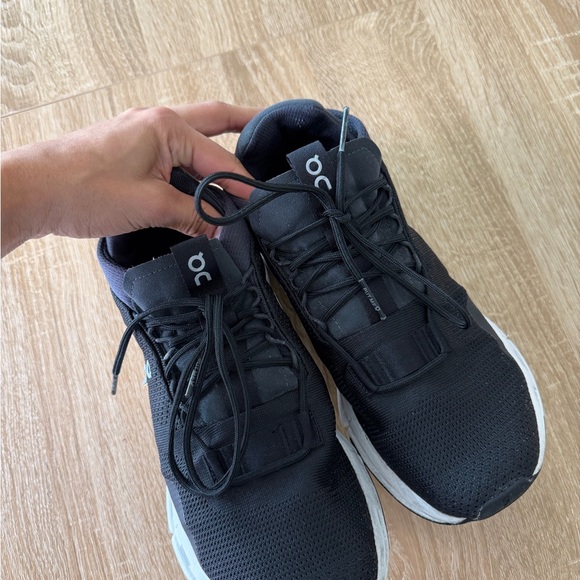 On sneakers - Picture 4 of 6